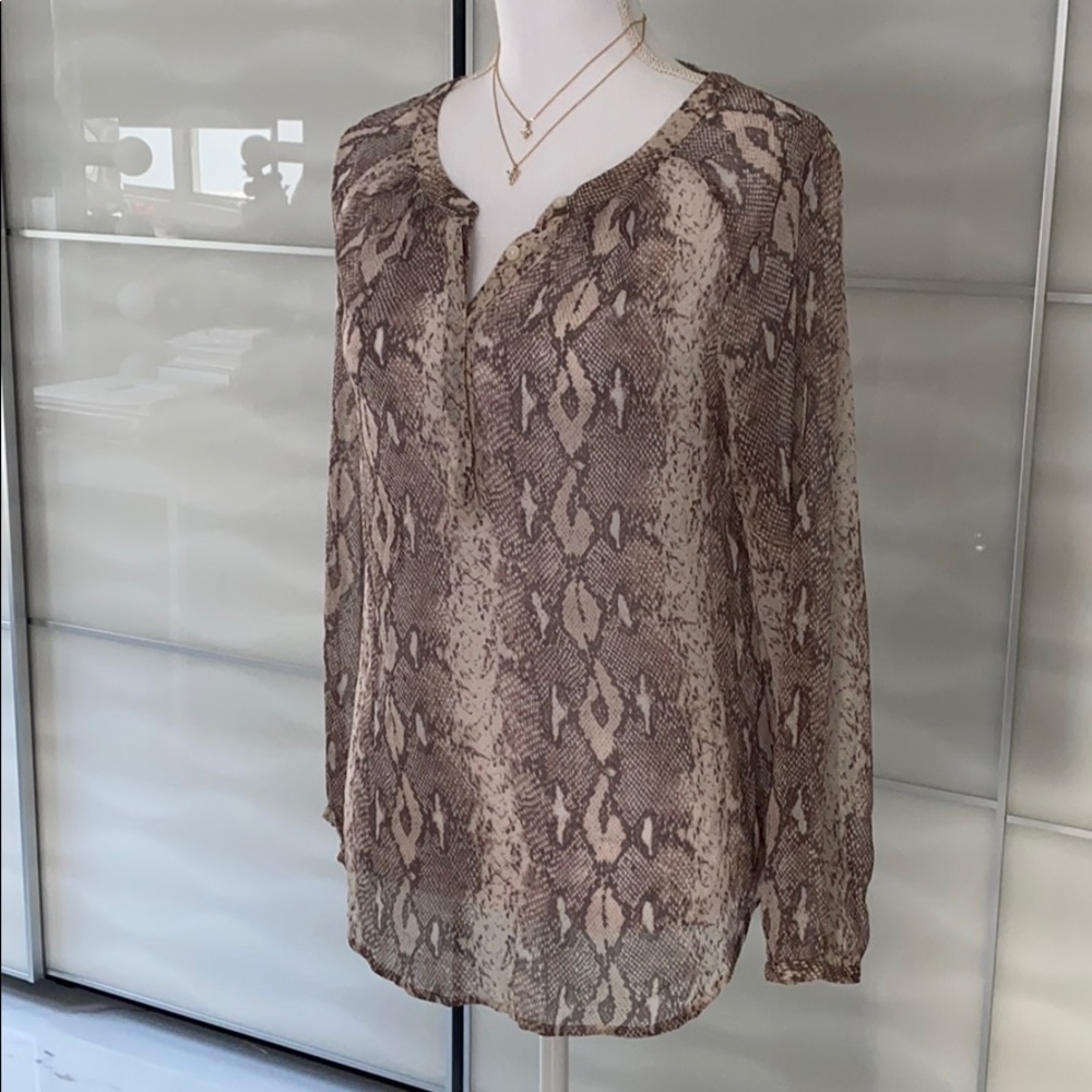 2/$30 🌸Banana Republic 🐍 snake print sheer Top